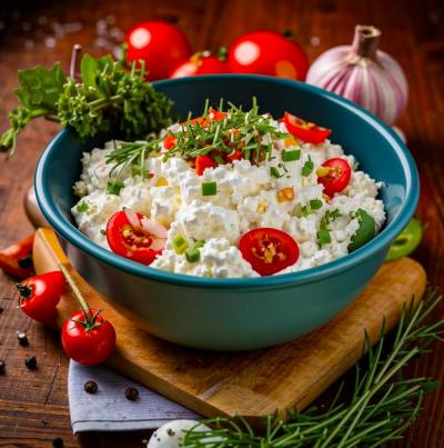 Необычное сочетание обычных продуктов: легкий салат из творога и помидоров