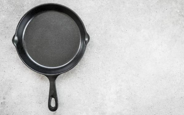 Скрытые возможности одной дырки: как отверстие на сковородке облегчает жизнь