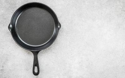 Скрытые возможности одной дырки: как отверстие на сковородке облегчает жизнь