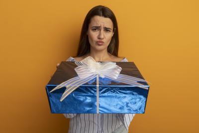 Не дайсон, а розы в целофане? Как показать восторг от скромного подарка и не солгать