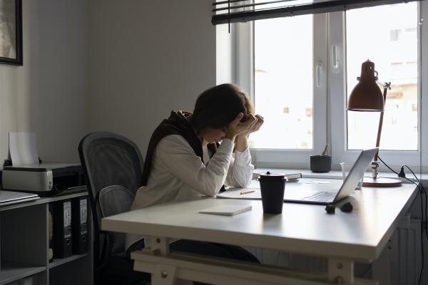 Выгорание или усталость: почему вы теряете самооценку и интерес к работе