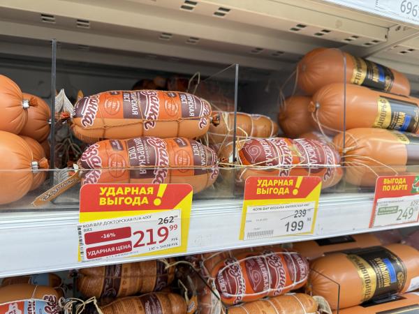 С вас требуют доплату за оплату картой? Это незаконно — вот что делать