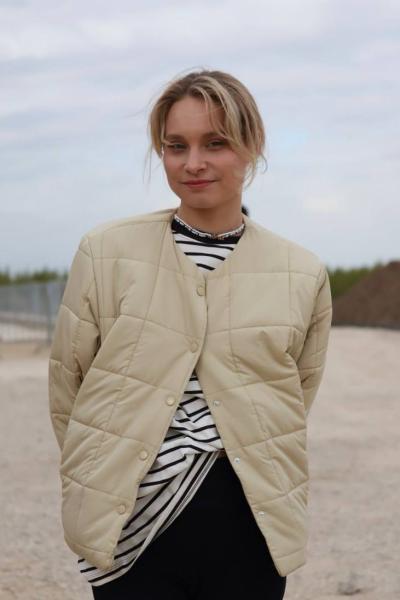 Что видеопродюсер делает в банке?