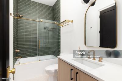 С глаз долой: какие вещи и предметы нужно срочно выбросить из ванной комнаты