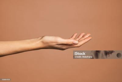 Чтобы не навлечь беду: какие вещи не нужно давать в долг