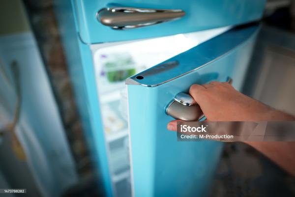 Врачи предупреждают: разбираемся, какие продукты нельзя хранить в холодильнике