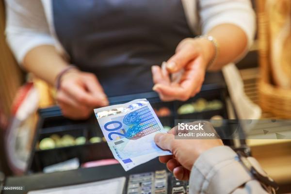Продавец vs покупателя: разбираемся, кто должен искать размен, если на кассе нет сдачи