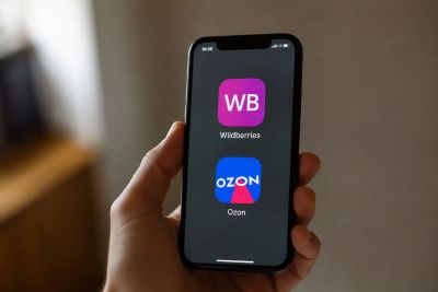 Смартфон с приложениями маркетплейсов Wildberries и Ozon на фоне банковской карты и покупок