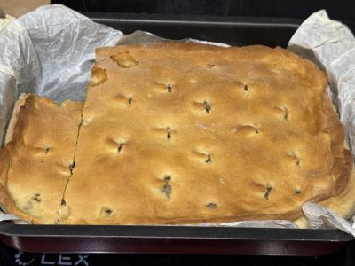 Румяный домашний мясной пирог с фаршем и картофелем, только что из духовки
