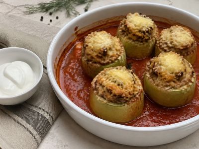 Фаршированные кабачки с мясным фаршем, рисом и сыром в томатном соусе