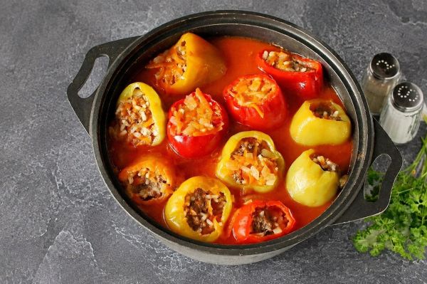 Домашние фаршированные перцы с мясной начинкой в томатно-сметанном соусе