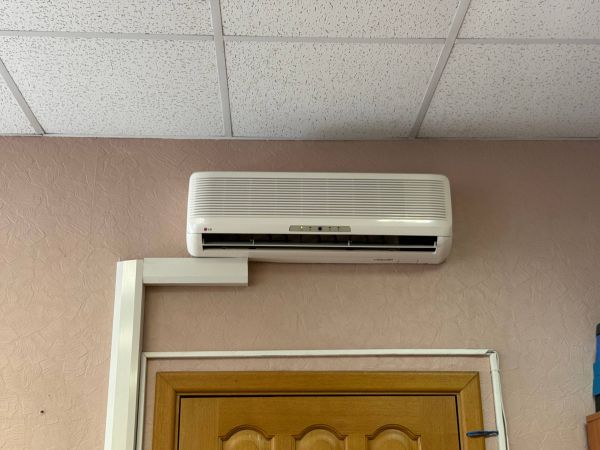 Кондиционер охлаждает комнату в жаркий летний день