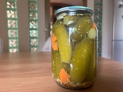 Банки с хрустящими маринованными огурцами, приготовленными по домашнему рецепту