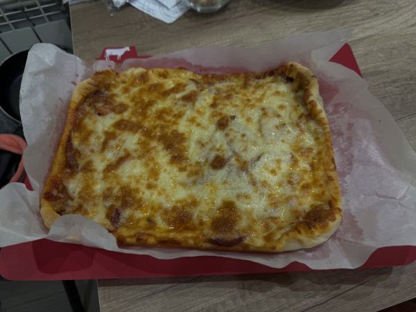 Домашняя пицца с пеперони, салями, чоризо, помидорами и тянущейся моцареллой